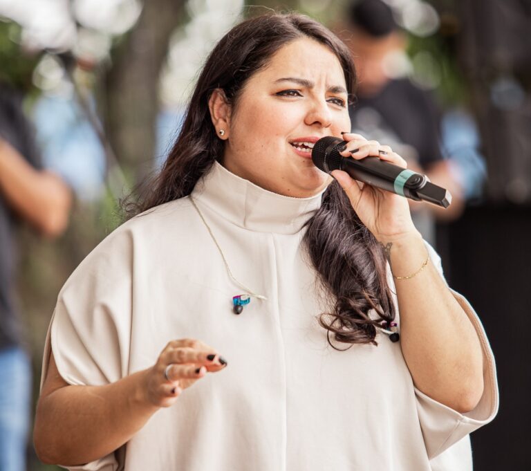 Cantora brasileira brilha no Vaticano com prêmio internacional