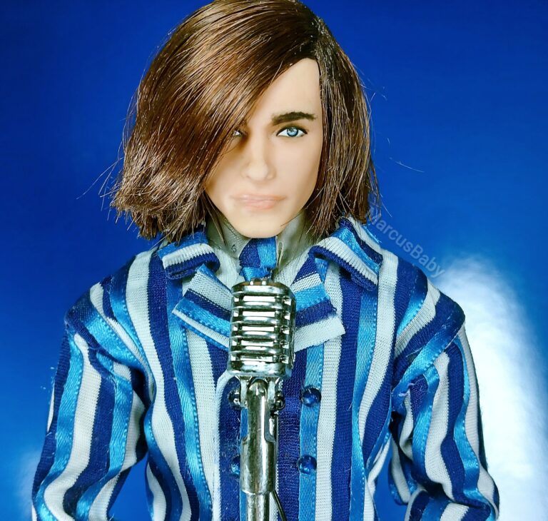 Ronnie Von ganha boneco em sua versão dos anos 60