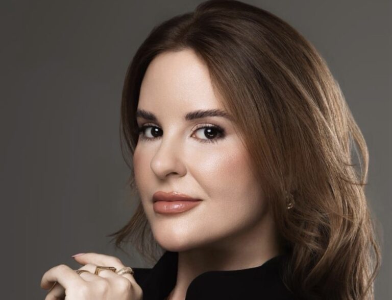 Dra. Lana Máximo se consolida como referência em Full Face estratégico e harmonização glútea com o método “Bumbum Máximo” Dra. Lana Máximo se consolida como referência em Full Face estratégico e harmonização glútea com o método “Bumbum Máximo”